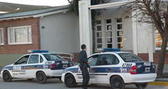 9:00 HS PRIMICIA DE DIARIONECOCHEA:  DOS DELINCUENTES ARMADOS ASALTAN EL COLEGIO DANES.-